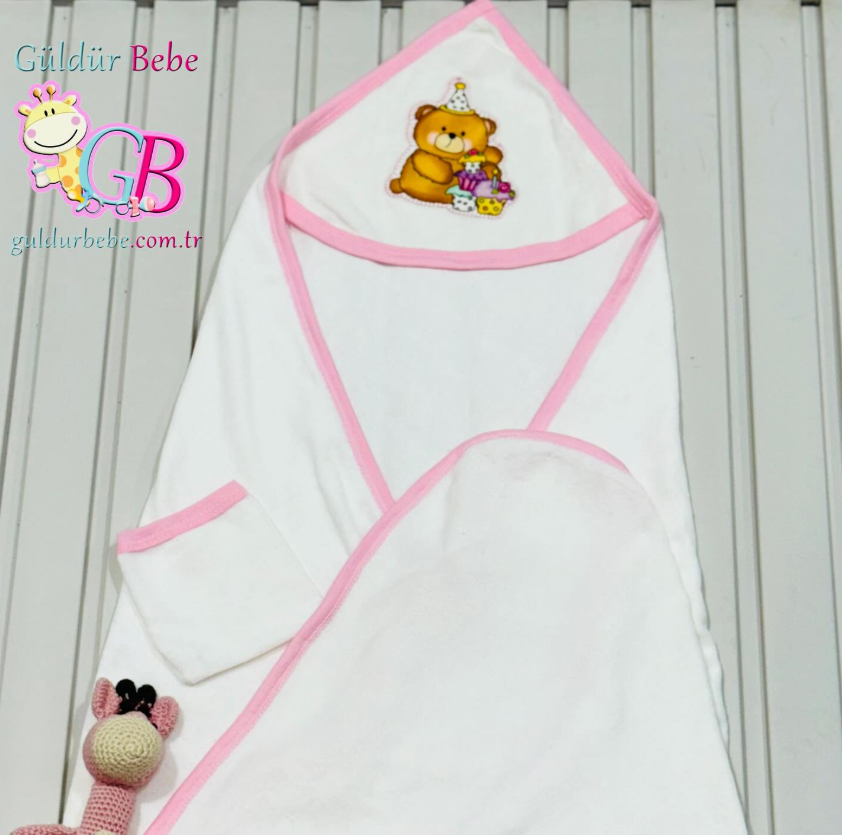 Oturan ayıcık desenli keseli bebek havlu